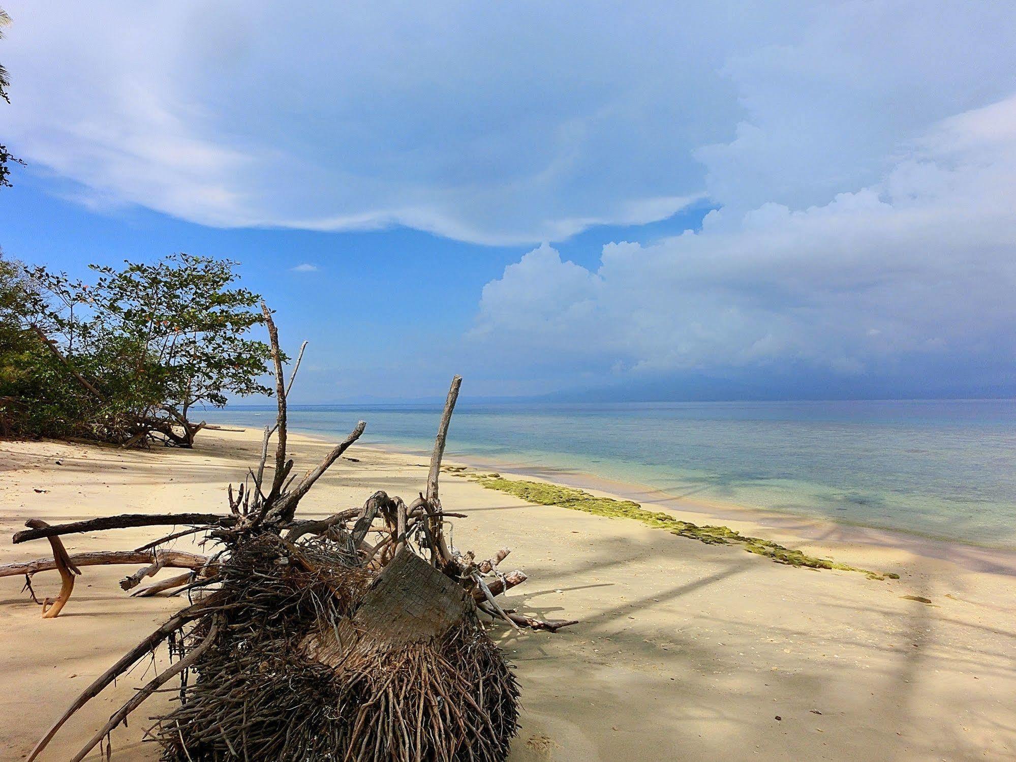 Onong Resort Siladen Island Exterior foto